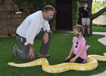 Zoológico de Miami abre el corazón a niña con cáncer