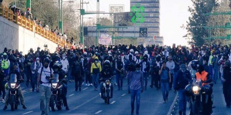 Encapsulan a manifestantes que intentan ingresar al Zócalo de la CDMX