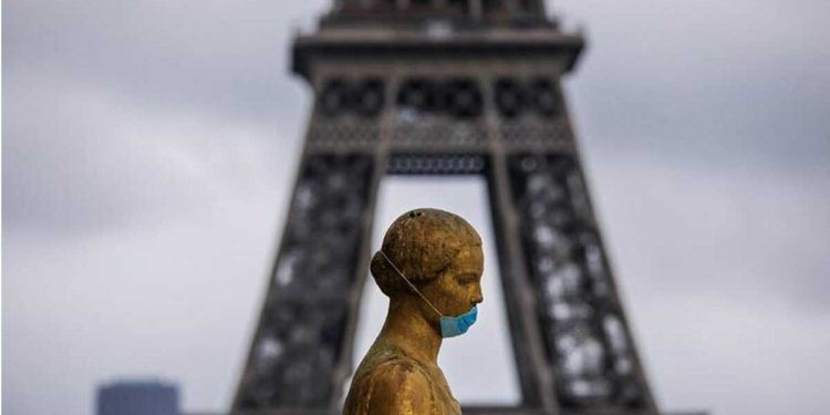 Macron anuncia toque de queda nocturno en París y otras ocho ciudades por COVID