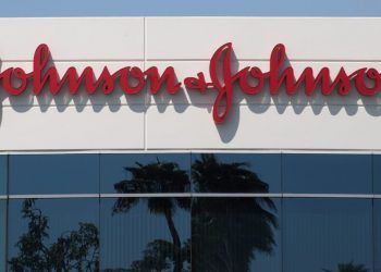 Johnson & Johnson detiene ensayos de vacuna contra el covid-19 por enfermedad inexplicable de participante