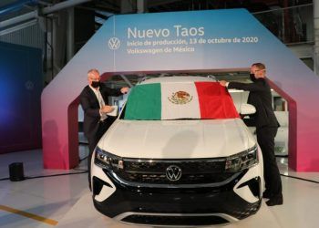 Dan banderazo de inicio en la producción de la VW Taos en Puebla