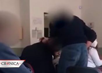 Maestro jalonea y golpea a estudiante por no usar cubrebocas (VIDEO)