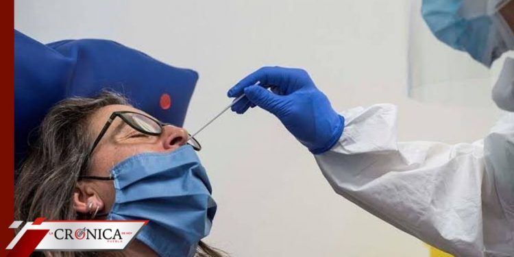 Perforan revestimiento del cerebro de una mujer durante prueba de COVID-19