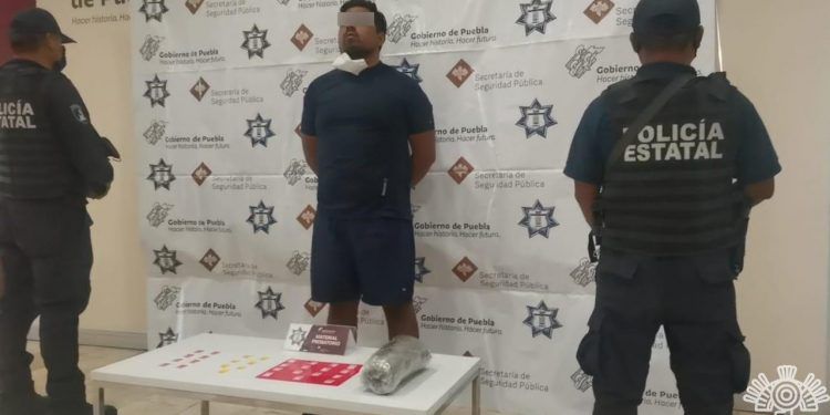Sujeto con veintena de dosis de droga es detenido en el mercado La Acocota
