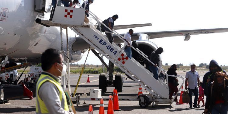 Recibe Aeropuerto “Hermanos Serdán” a 133 migrantes; seis son poblanos