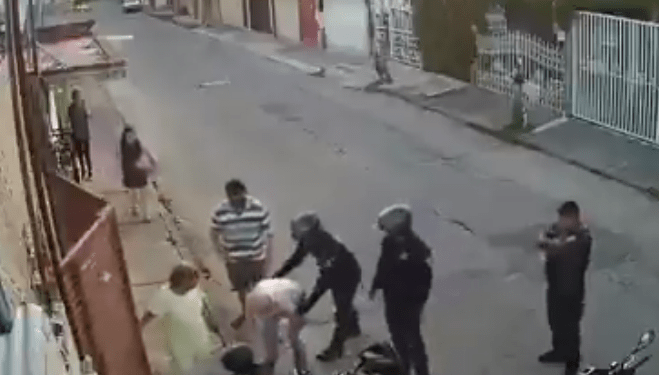 Policías Municipales de Puebla muestran que adulto murió infartado; exigen liberación de compañeros