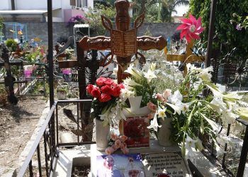 Panteones de Canoa y La Resurrección ignoran cierre por pandemia y abren sus puertas