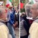 ¿El futuro es hoy? Hombre usa protector original contra COVID-19 durante mitin