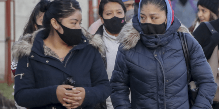 Ellas laboran fuera de casa siete horas más que ellos