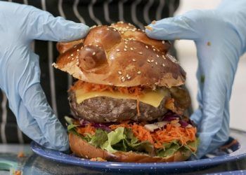 ¿Se te antoja una hamburguesa de hojaldra?