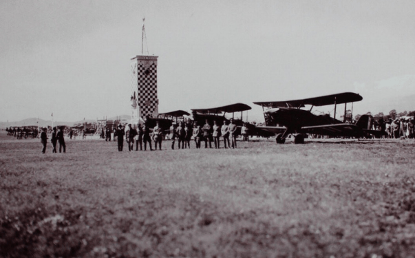 IN MEMORIAM / Campo de aviación