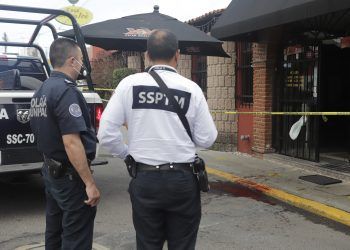 Balean y hieren a un hombre en restaurante de Puebla
