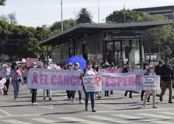 Mujeres con cáncer marchan en Puebla; exigen medicamentos y tratamiento médico
