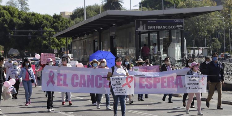 Mujeres con cáncer marchan en Puebla; exigen medicamentos y tratamiento médico