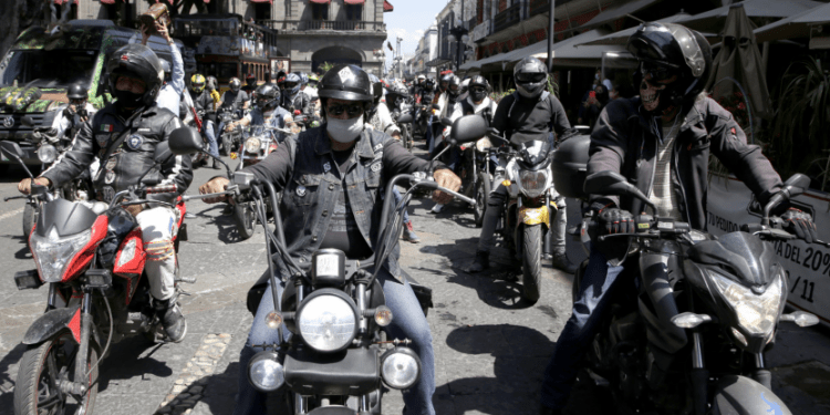 Rugen motos por el líder