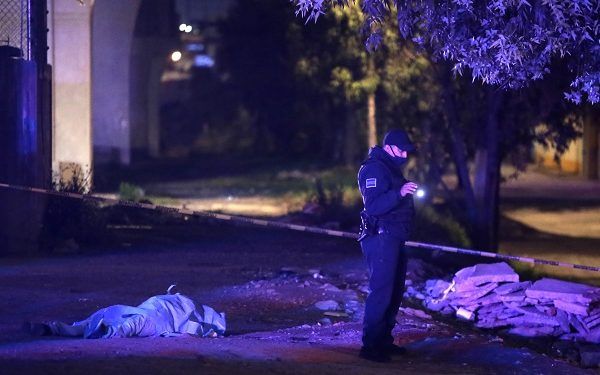 Hombre es asesinado cuando esperaba el transporte público en Puebla