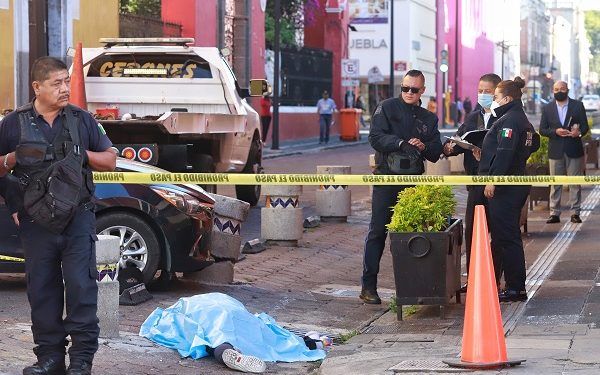 Motociclista y tamalero mueren tras accidentes en Puebla