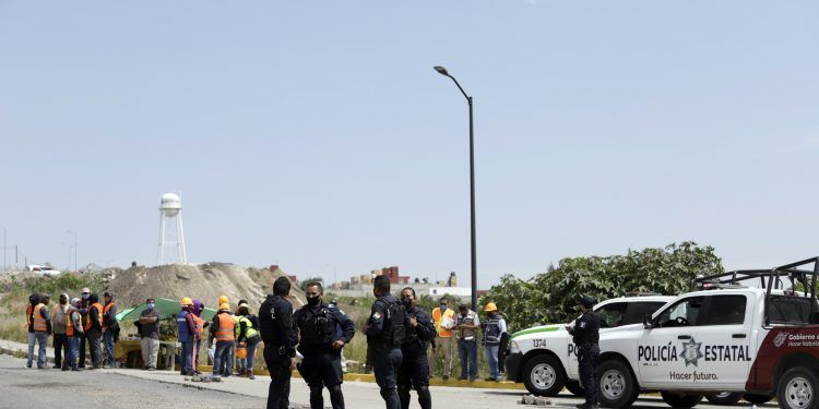 Se enfrentan a balazos trabajadores de la construcción en el Periférico Ecológico