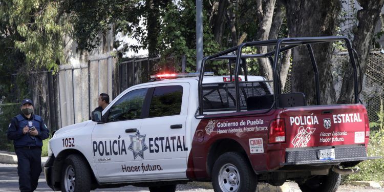Patrulla de la Policía Estatal provoca choque; hay dos heridos