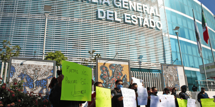 Piden policías municipales proceso justo a compañeros