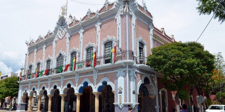 Dan de baja a funcionaria de Tehuacán por presuntas irregularidades