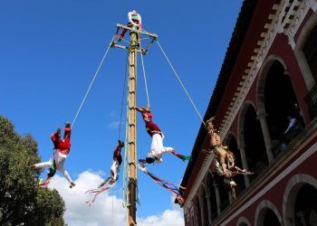 Se reúnen grupos de danzantes para preservar el ritual de voladores en Puebla