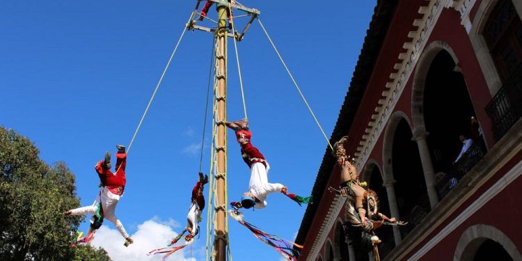 Se reúnen grupos de danzantes para preservar el ritual de voladores en Puebla