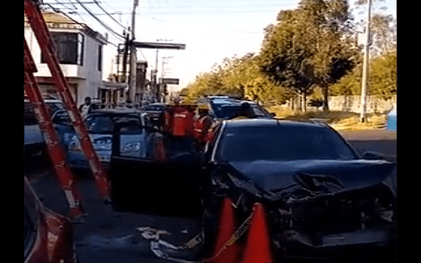 Ebrio conductor colisiona y casi arrolla a trabajadores de Megacable en Puebla