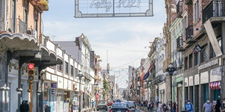 Inician colocación de adornos navideños en Puebla