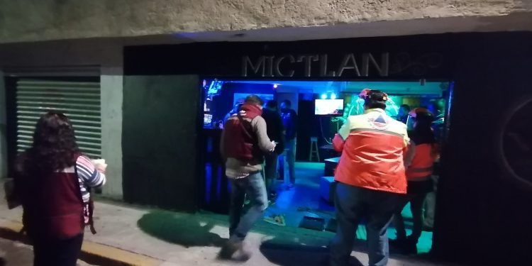 Bar es clausurado por ignorar prohibición de funcionamiento en Puebla por pandemia