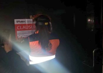 Protección Civil de Puebla capital clausura negocio por rebasar aforo permitido
