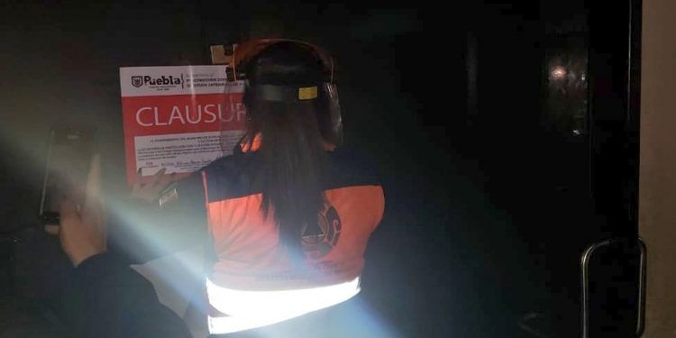 Protección Civil de Puebla capital clausura negocio por rebasar aforo permitido