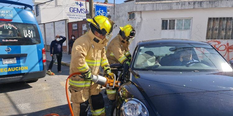 Un lesionado deja colisión entre unidad de la Ruta S-14A y vehículo en Puebla