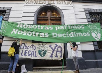 Colectivas toman de forma pacífica el Congreso de Puebla; exigen legalización del aborto