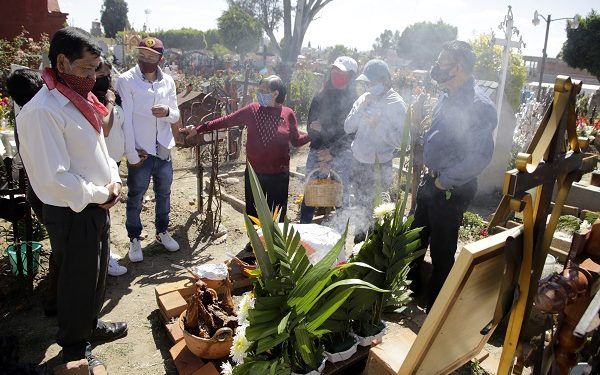 Panteones de San Pedro Cholula abren sus puertas con recomendaciones sanitarias