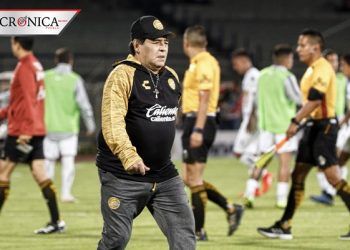 Informan que Maradona dejó el hospital tras operación en la cabeza