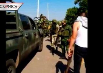 agreden con palos a militares