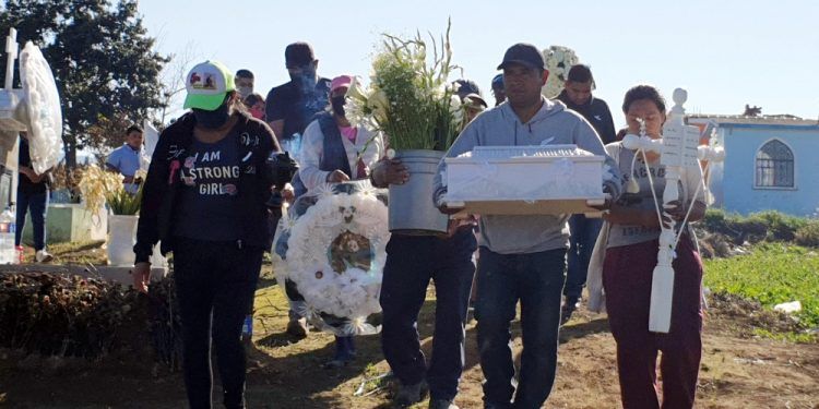 Padres del bebé Lázaro exigen justicia; fue sepultado en Tlatlauquitepec