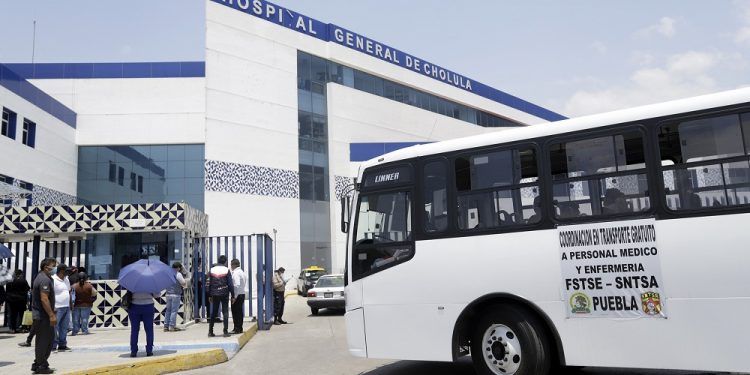 Transporte gratuito a personal médico en Puebla ha beneficiado a 328 mil personas