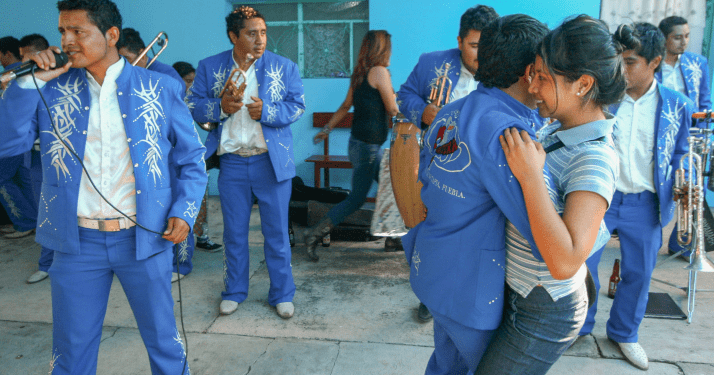 IN MEMORIAM / Baile, mole y muertos