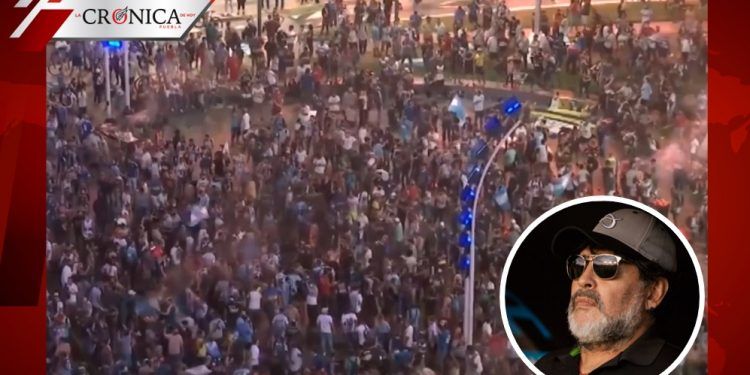 Último adiós al 10: aficionados argentinos desfilan por féretro de Maradona