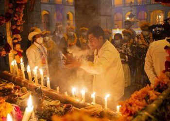 Encienden velas en ritual prehispánico celebrado en Palacio Nacional