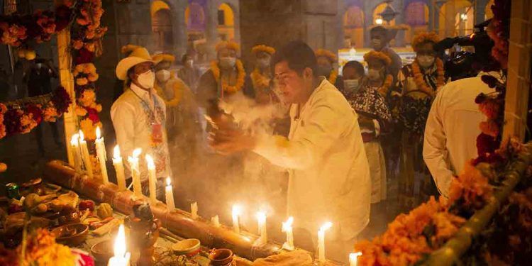 Encienden velas en ritual prehispánico celebrado en Palacio Nacional