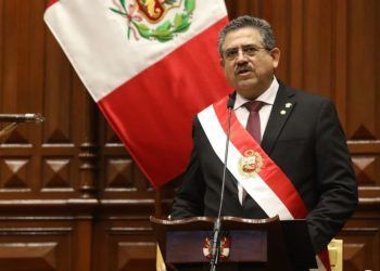Presidente de Perú dimitió como interino a una semana de tomar el cargo