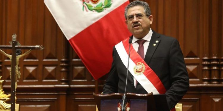 Presidente de Perú dimitió como interino a una semana de tomar el cargo