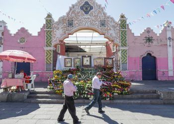 Músicos y mariachis colocan altar a Santa Cecilia en el El Alto ante suspensión de festejos
