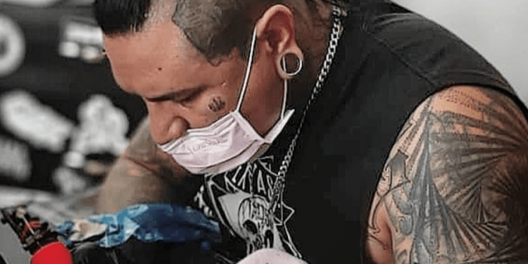 Amílcar García, tatuador de futbolistas y peleadores