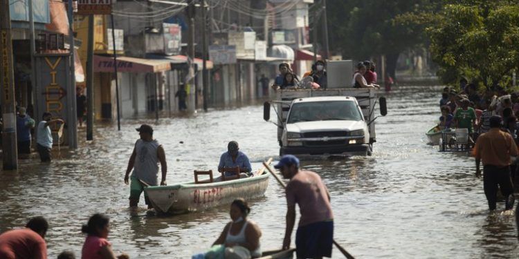 Evacúan poblaciones de Tabasco al desbordarse el río Usumacinta