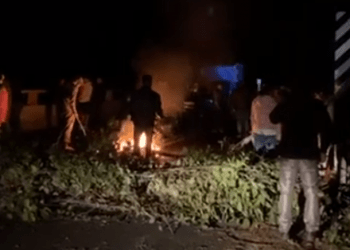 Habitantes de Chignautla cierran autopista a Teziutlán; exigen destitución de edil