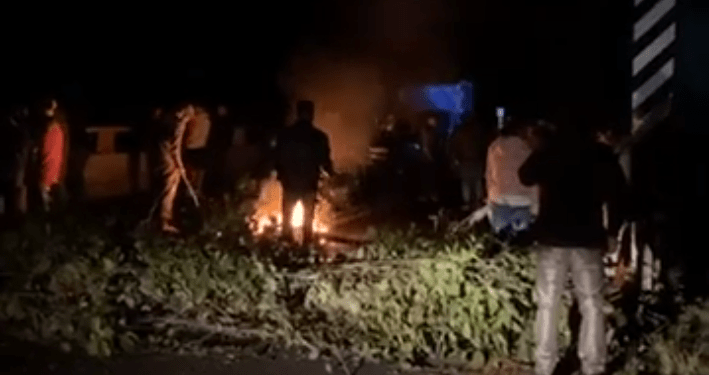 Habitantes de Chignautla cierran autopista a Teziutlán; exigen destitución de edil
